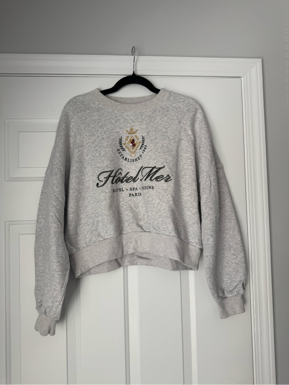 Abercrombie and Fitch Hotel Mer Cropped Crewneck Sweatshirt - Picture 2 of 6